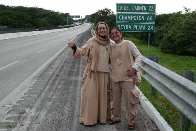 Frati e suore senza soldi che viaggiano con l'autostop: �Evangelizziamo chi guida�